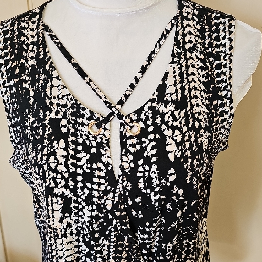 Thalia Sodi Black and White Patterned Top Size Med
